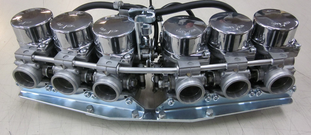 Vintage Riders - HONDA CBX 1050 6cc❗️ Com 6 cilindros, 6 carburadores,  duplo comando de válvulas operando 24 válvulas, o motor produzia 103 HP no  virabrequim, fazendo a moto percorrer o quarto